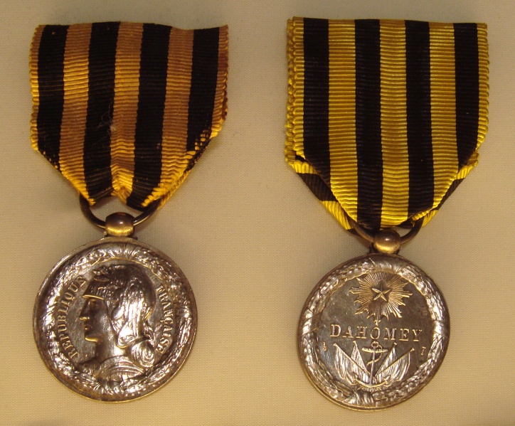 Fichier:Medaille du Dahomey Loi du 12 Novembre 1892.jpg
