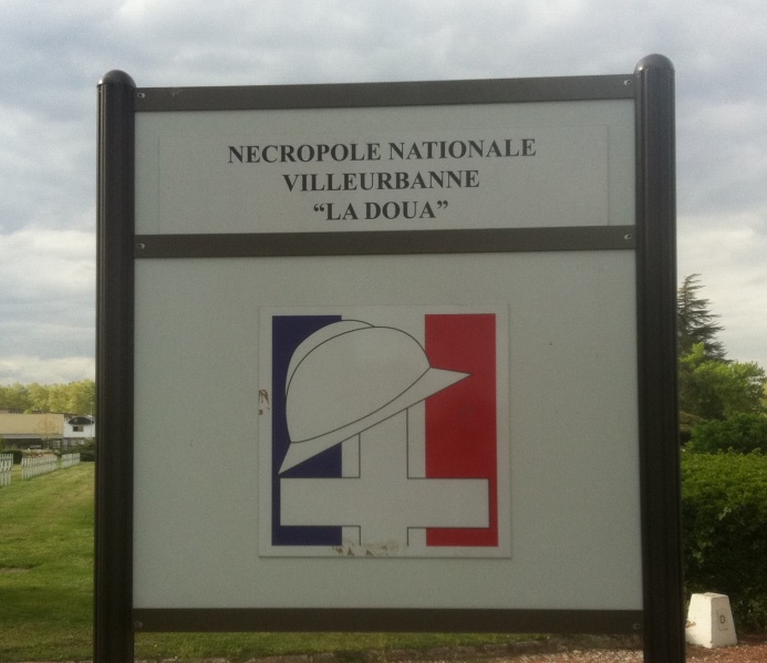 Fichier:Panneau d'acceuil de la nécropole nationale de la Doua.JPG